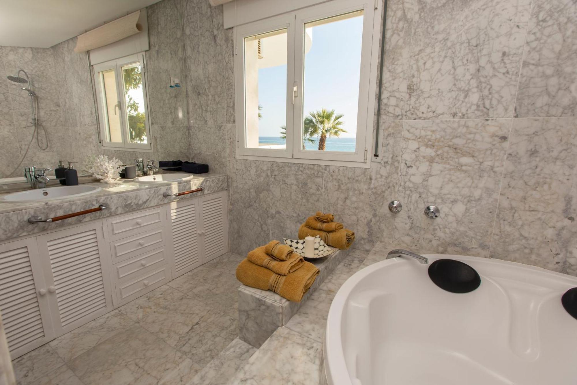 Villa Venecia, Apartamento De Lujo En 1º Linea De Playa + Parking Málaga Extérieur photo
